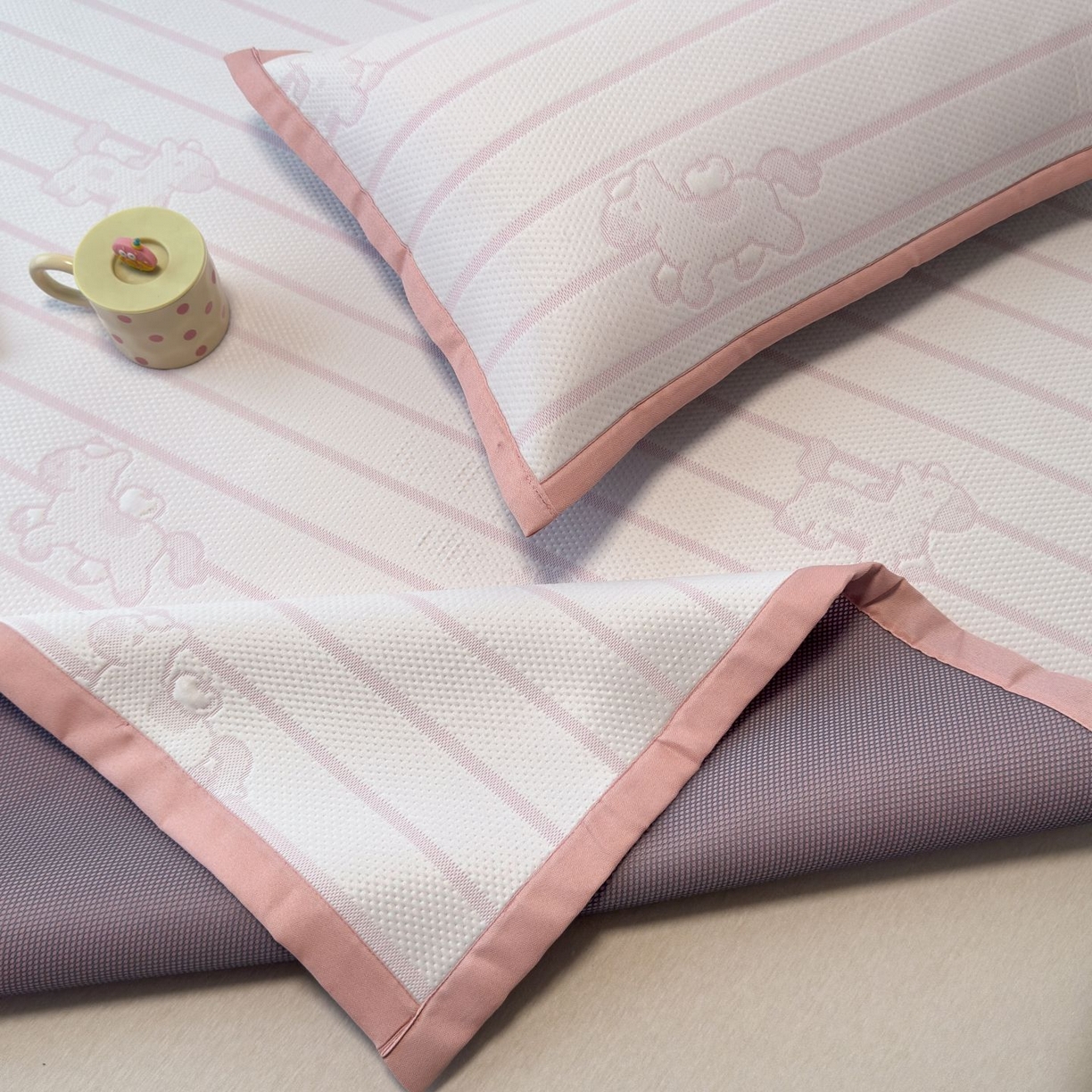 91家纺网 家纺一手货源 找家纺 亿梵家居 2026春夏新款冰豆豆PE高分子凉席 幸运小马-粉