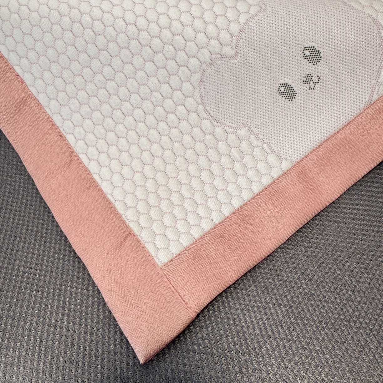 91家纺网 家纺一手货源 找家纺 亿梵家居 2026春夏新款冰豆豆PE高分子凉席 比利熊-粉