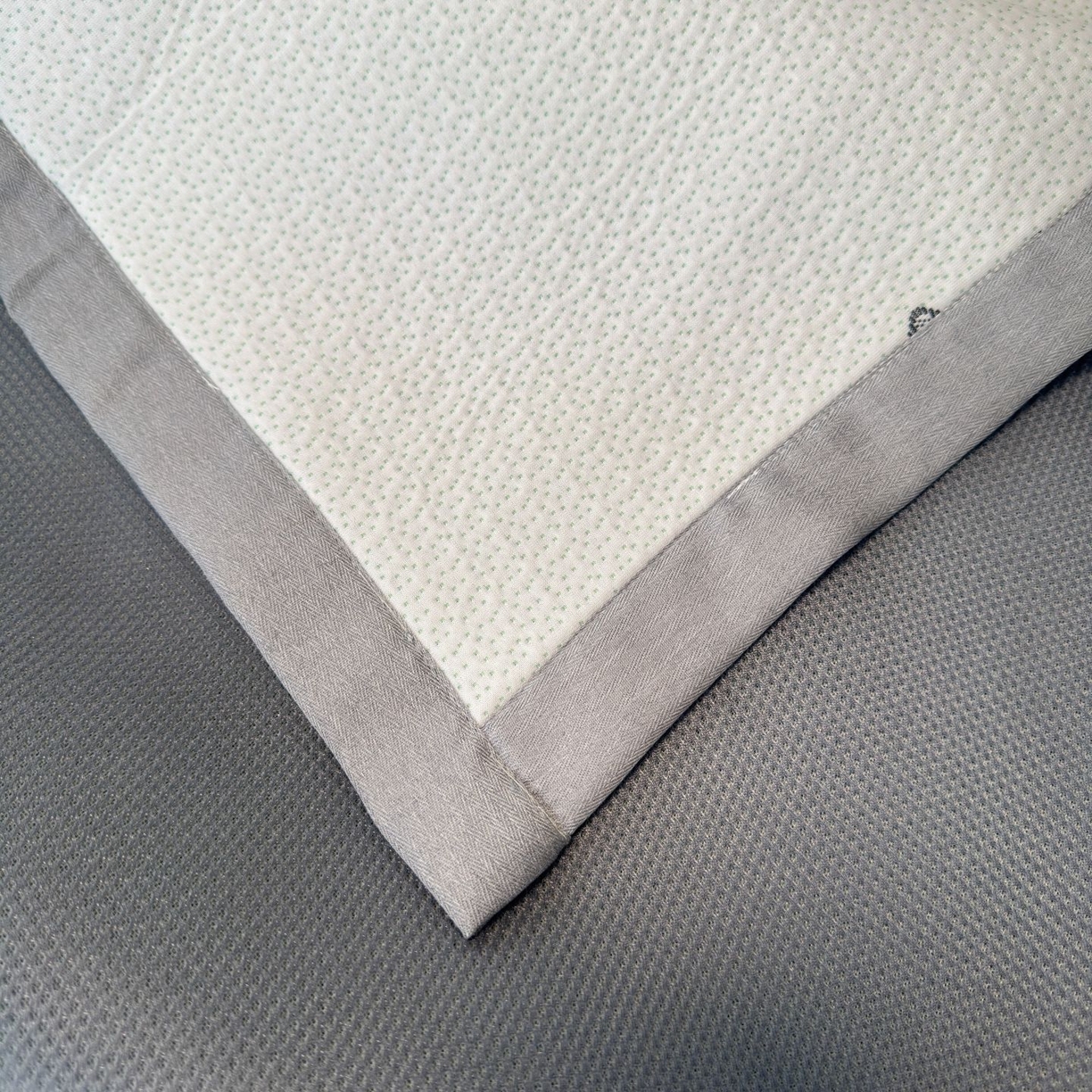 91家纺网 家纺一手货源 找家纺 亿梵家居 2026春夏新款冰豆豆PE高分子凉席 狗狗派对-绿