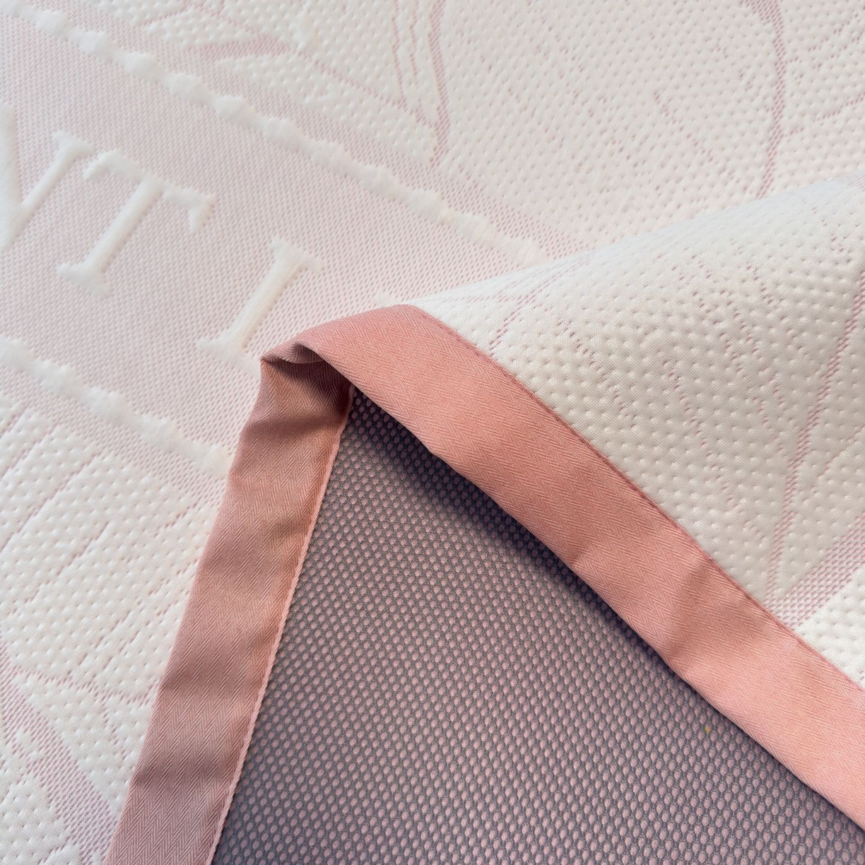 91家纺网 家纺一手货源 找家纺 亿梵家居 2026春夏新款冰豆豆PE高分子凉席 南枫-粉