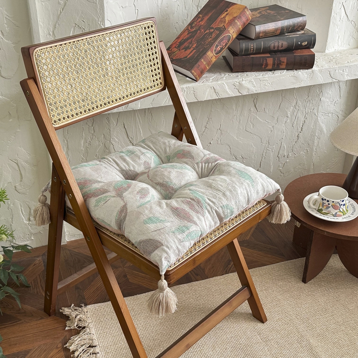 91家纺网 家纺一手货源 找家纺 座享家 2026新款棉麻提花小流苏坐垫 流苏绿叶