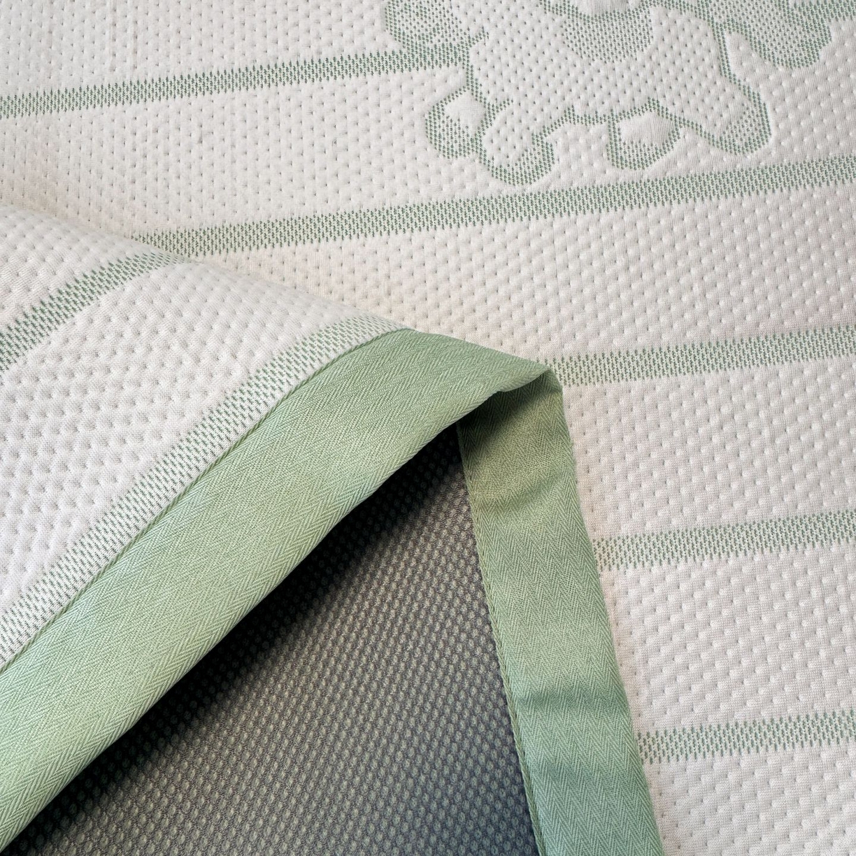 91家纺网 家纺一手货源 找家纺 亿梵家居 2026春夏新款冰豆豆PE高分子凉席 幸运小马-绿