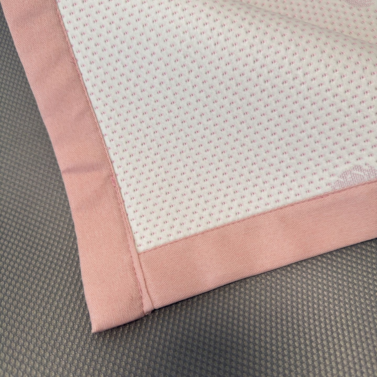 91家纺网 家纺一手货源 找家纺 亿梵家居 2026春夏新款冰豆豆PE高分子凉席 花间梦-粉