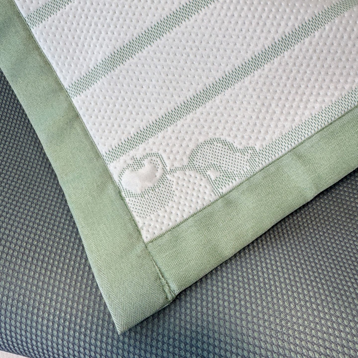 91家纺网 家纺一手货源 找家纺 亿梵家居 2026春夏新款冰豆豆PE高分子凉席 幸运小马-绿