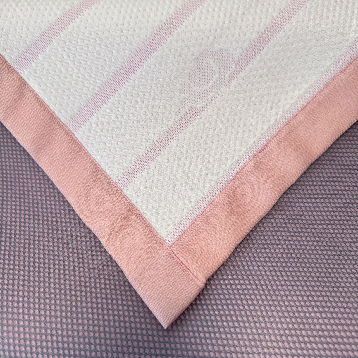 91家纺网 家纺一手货源 找家纺 亿梵家居 2026春夏新款冰豆豆PE高分子凉席 幸运小马-粉