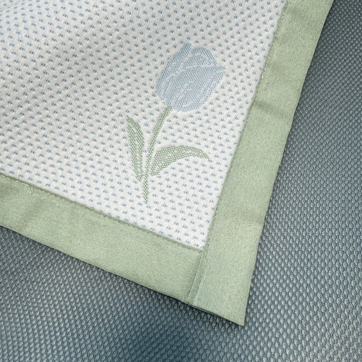 91家纺网 家纺一手货源 找家纺 亿梵家居 2026春夏新款冰豆豆PE高分子凉席 花间梦-蓝