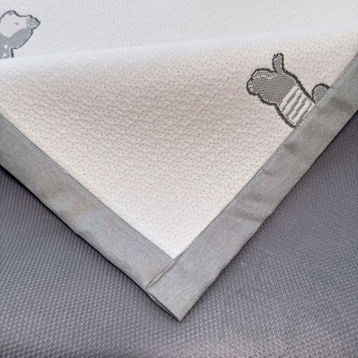 91家纺网 家纺一手货源 找家纺 亿梵家居 2026春夏新款冰豆豆PE高分子凉席 狗狗派对-粉