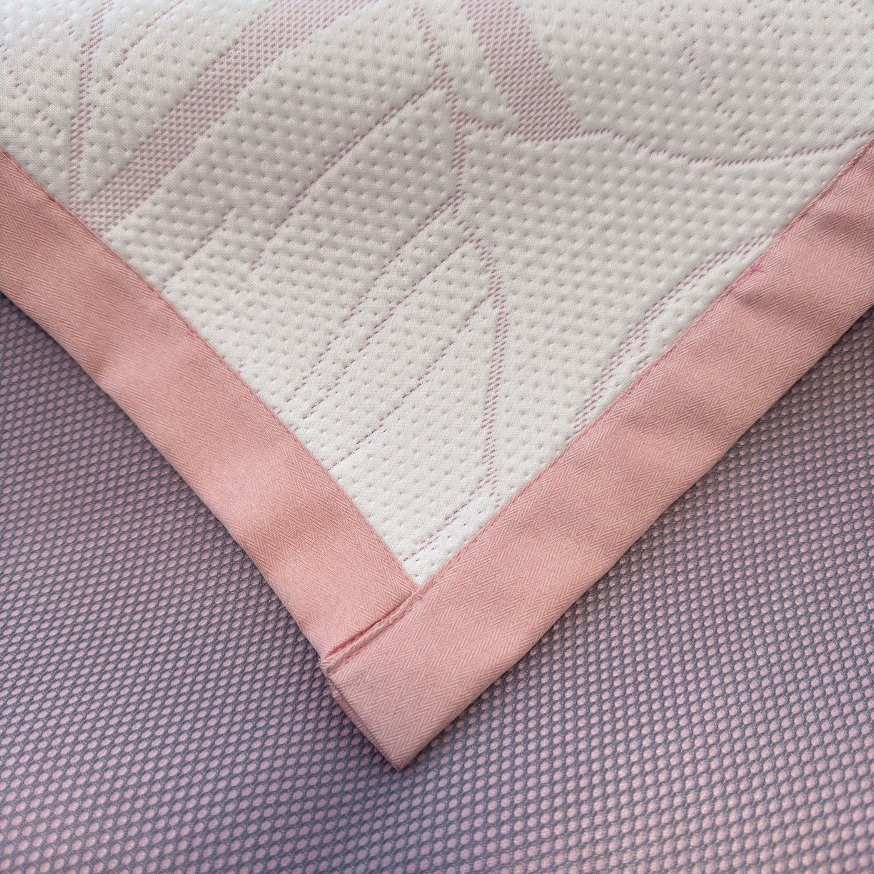 91家纺网 家纺一手货源 找家纺 亿梵家居 2026春夏新款冰豆豆PE高分子凉席 南枫-粉