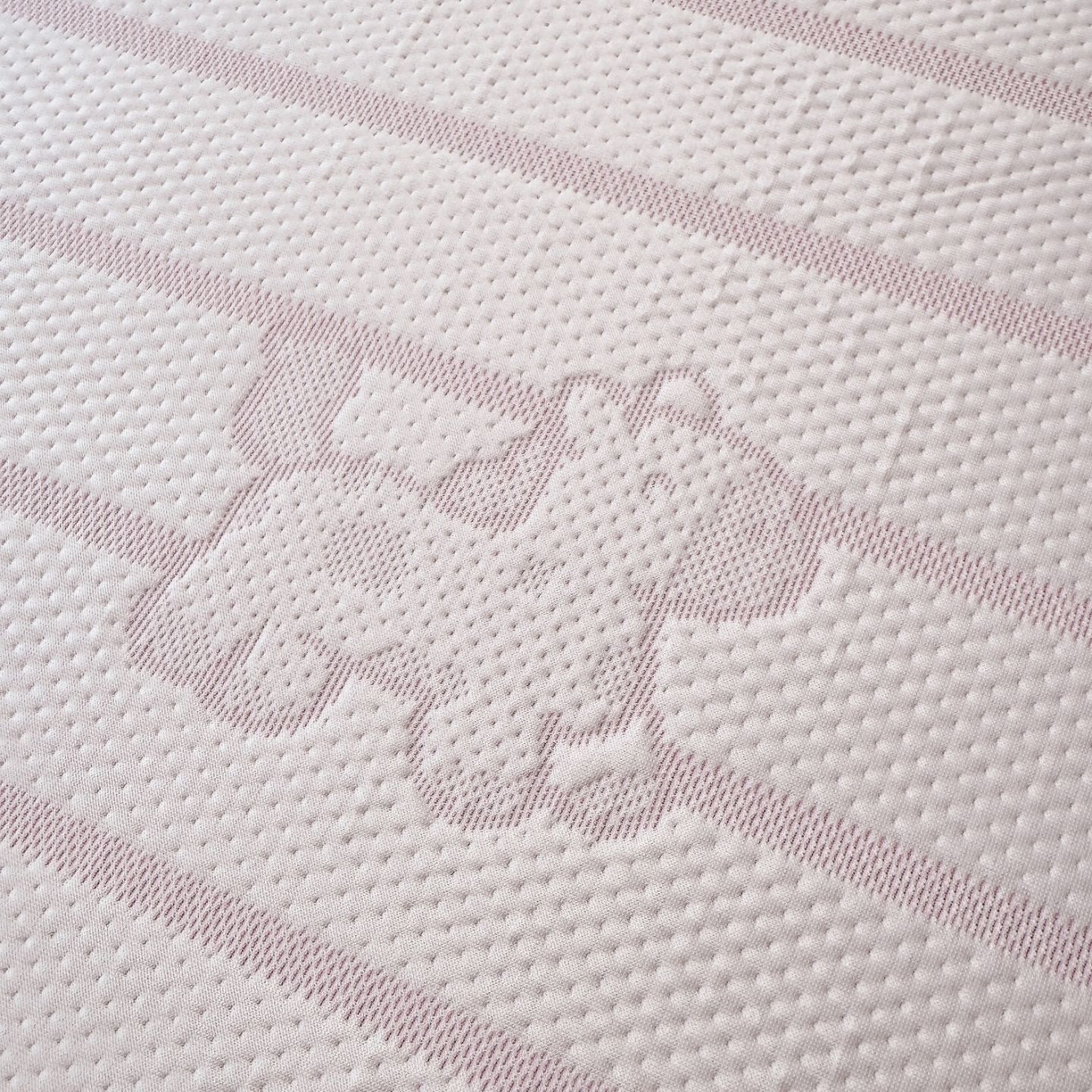 91家纺网 家纺一手货源 找家纺 亿梵家居 2026春夏新款冰豆豆PE高分子凉席 幸运小马-粉