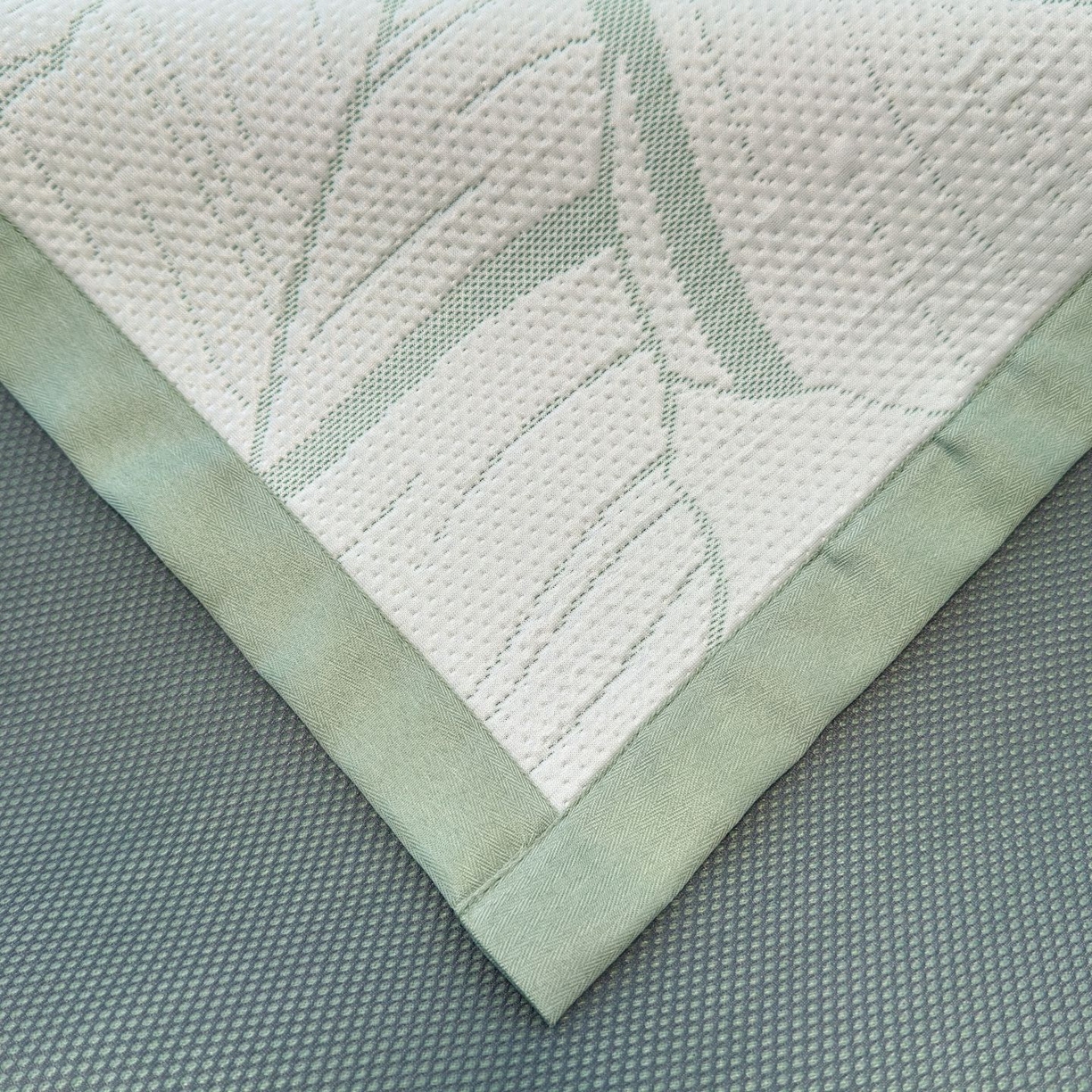 91家纺网 家纺一手货源 找家纺 亿梵家居 2026春夏新款冰豆豆PE高分子凉席 南枫-绿