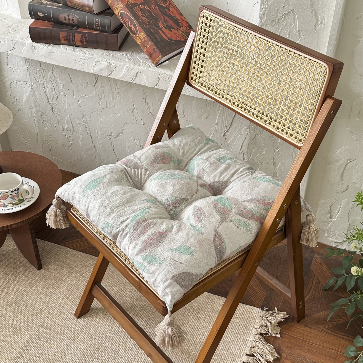 91家纺网 家纺一手货源 找家纺 座享家 2026新款棉麻提花小流苏坐垫 流苏绿叶