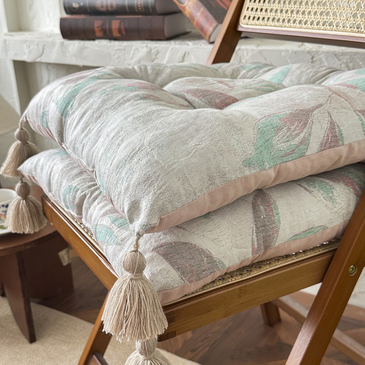 91家纺网 家纺一手货源 找家纺 座享家 2026新款棉麻提花小流苏坐垫 流苏绿叶