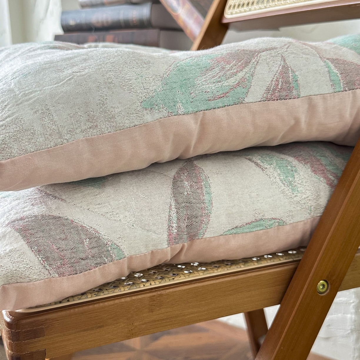 91家纺网 家纺一手货源 找家纺 座享家 2026新款棉麻提花小流苏坐垫 流苏绿叶