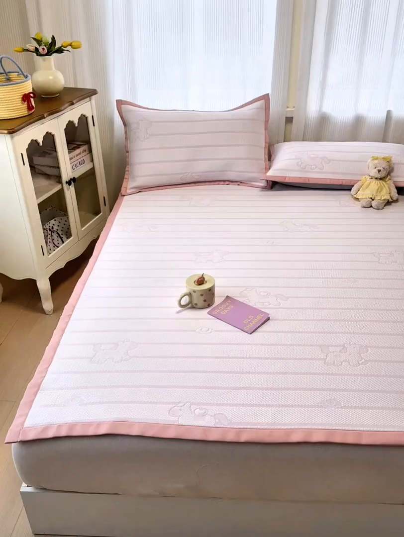 91家纺网 家纺一手货源 找家纺 亿梵家居 2026春夏新款冰豆豆PE高分子凉席 幸运小马-粉