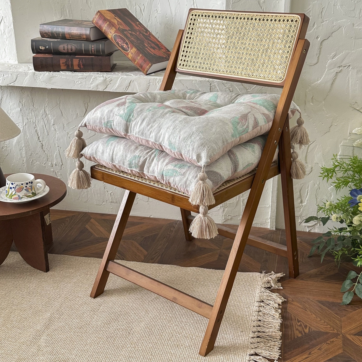 91家纺网 家纺一手货源 找家纺 座享家 2026新款棉麻提花小流苏坐垫 流苏绿叶