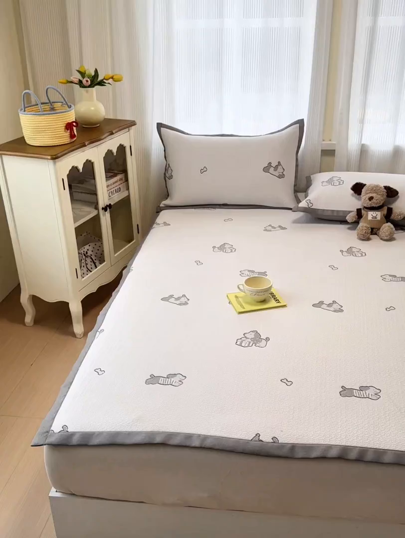 91家纺网 家纺一手货源 找家纺 亿梵家居 2026春夏新款冰豆豆PE高分子凉席 狗狗派对-咖