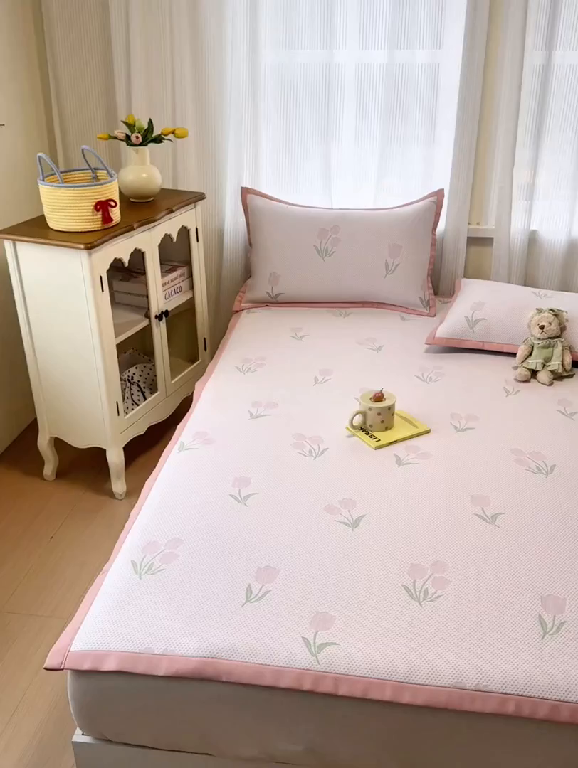 91家纺网 家纺一手货源 找家纺 亿梵家居 2026春夏新款冰豆豆PE高分子凉席 花间梦-粉