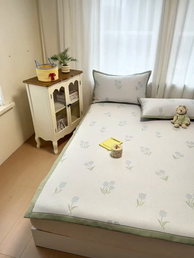 91家纺网 家纺一手货源 找家纺 亿梵家居 2026春夏新款冰豆豆PE高分子凉席 花间梦-蓝