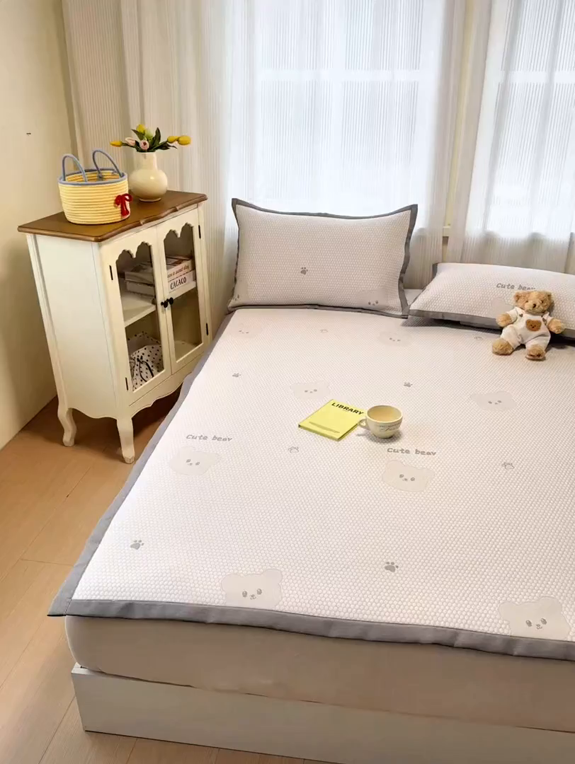 91家纺网 家纺一手货源 找家纺 亿梵家居 2026春夏新款冰豆豆PE高分子凉席 比利熊-咖