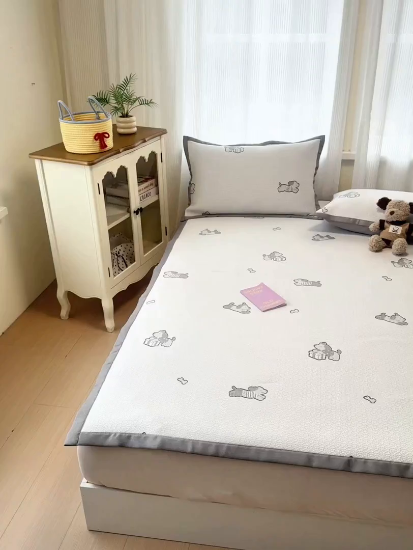 91家纺网 家纺一手货源 找家纺 亿梵家居 2026春夏新款冰豆豆PE高分子凉席 狗狗派对-绿