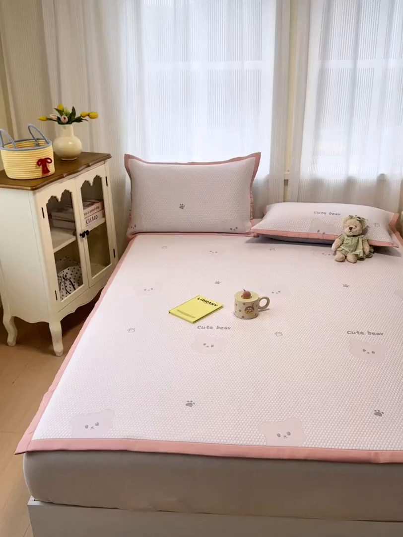 91家纺网 家纺一手货源 找家纺 亿梵家居 2026春夏新款冰豆豆PE高分子凉席 比利熊-粉