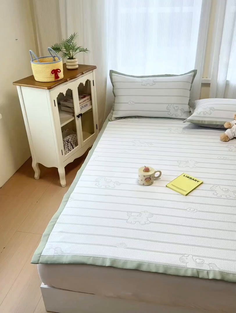 91家纺网 家纺一手货源 找家纺 亿梵家居 2026春夏新款冰豆豆PE高分子凉席 幸运小马-绿