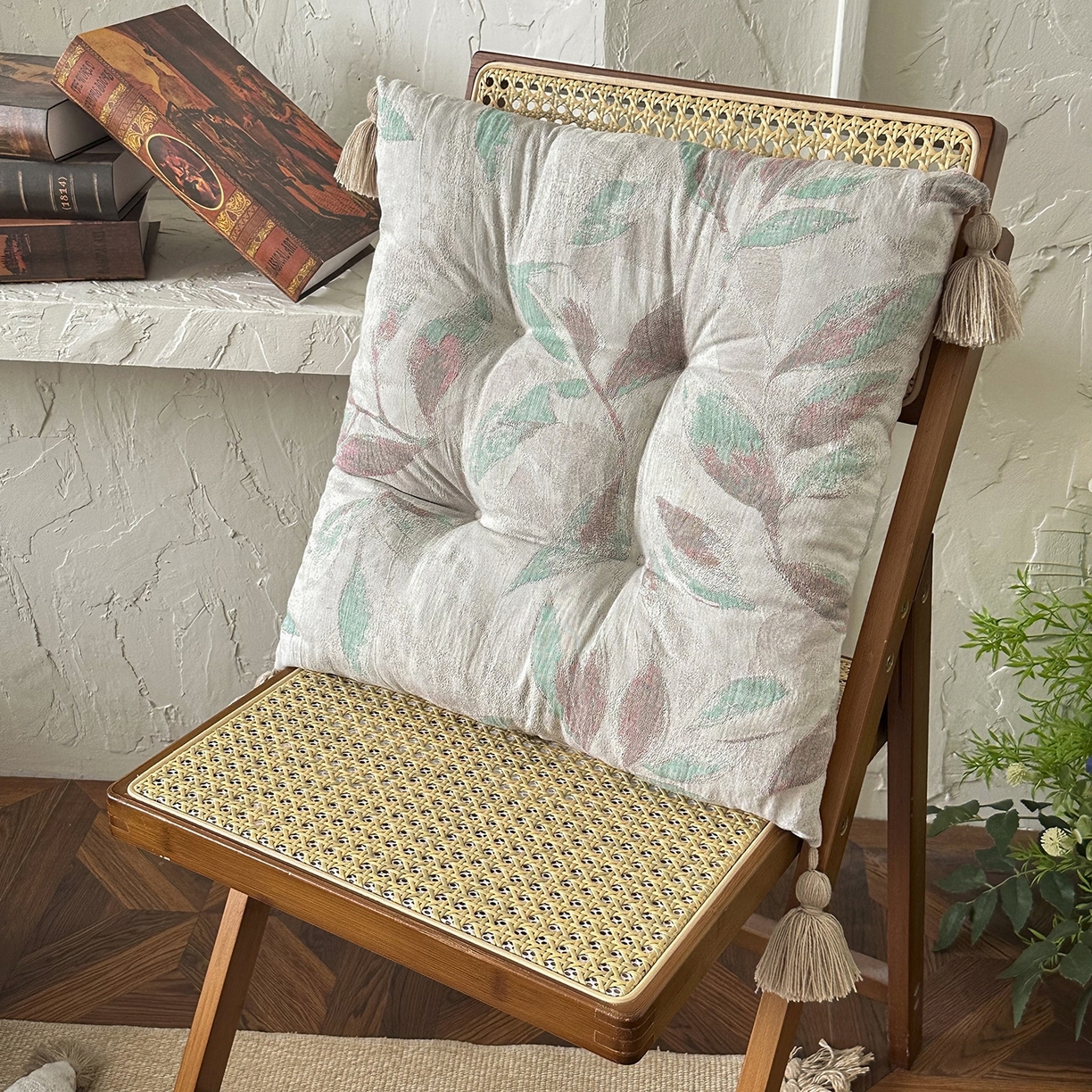 91家纺网 家纺一手货源 找家纺 座享家 2026新款棉麻提花小流苏坐垫 流苏绿叶