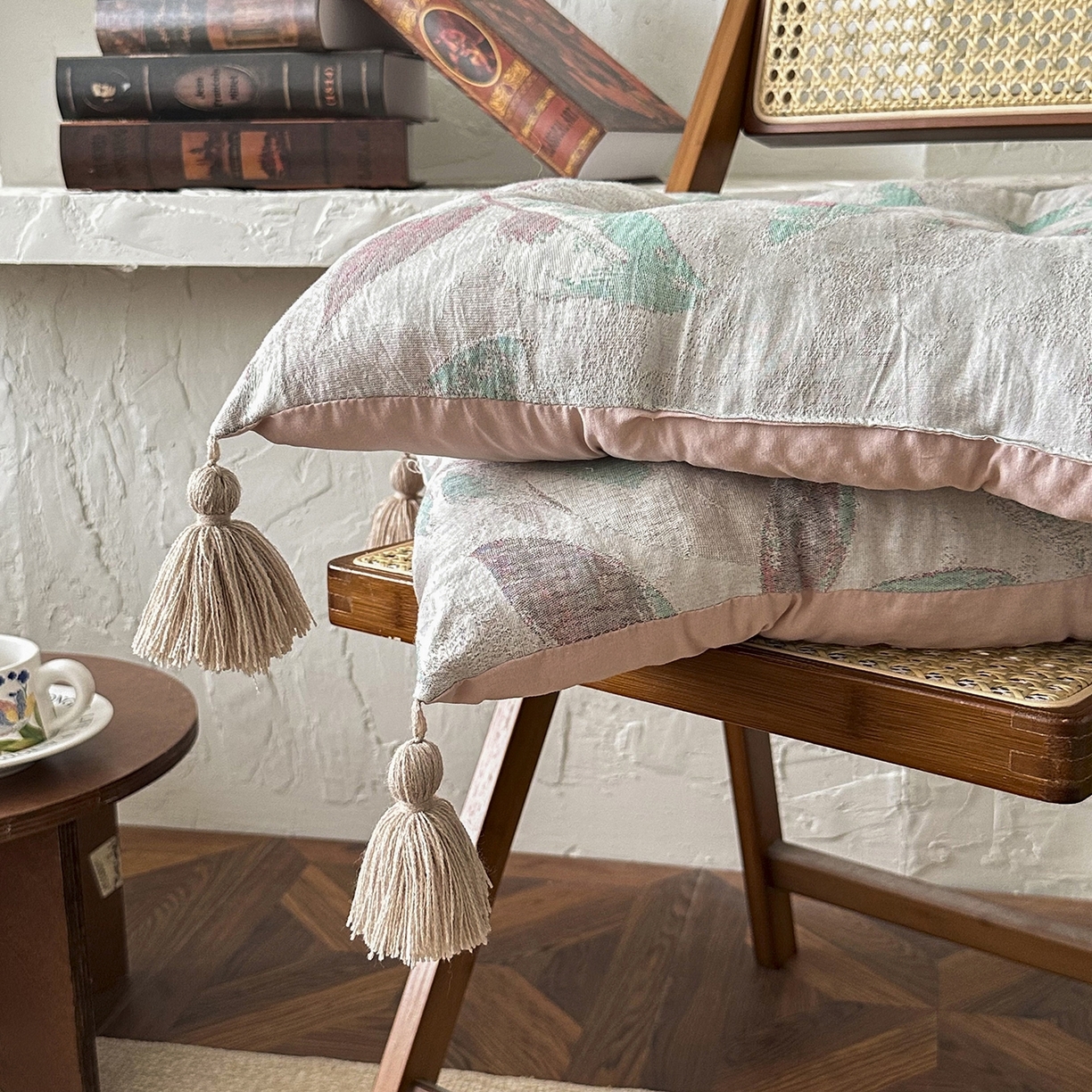 91家纺网 家纺一手货源 找家纺 座享家 2026新款棉麻提花小流苏坐垫 流苏绿叶