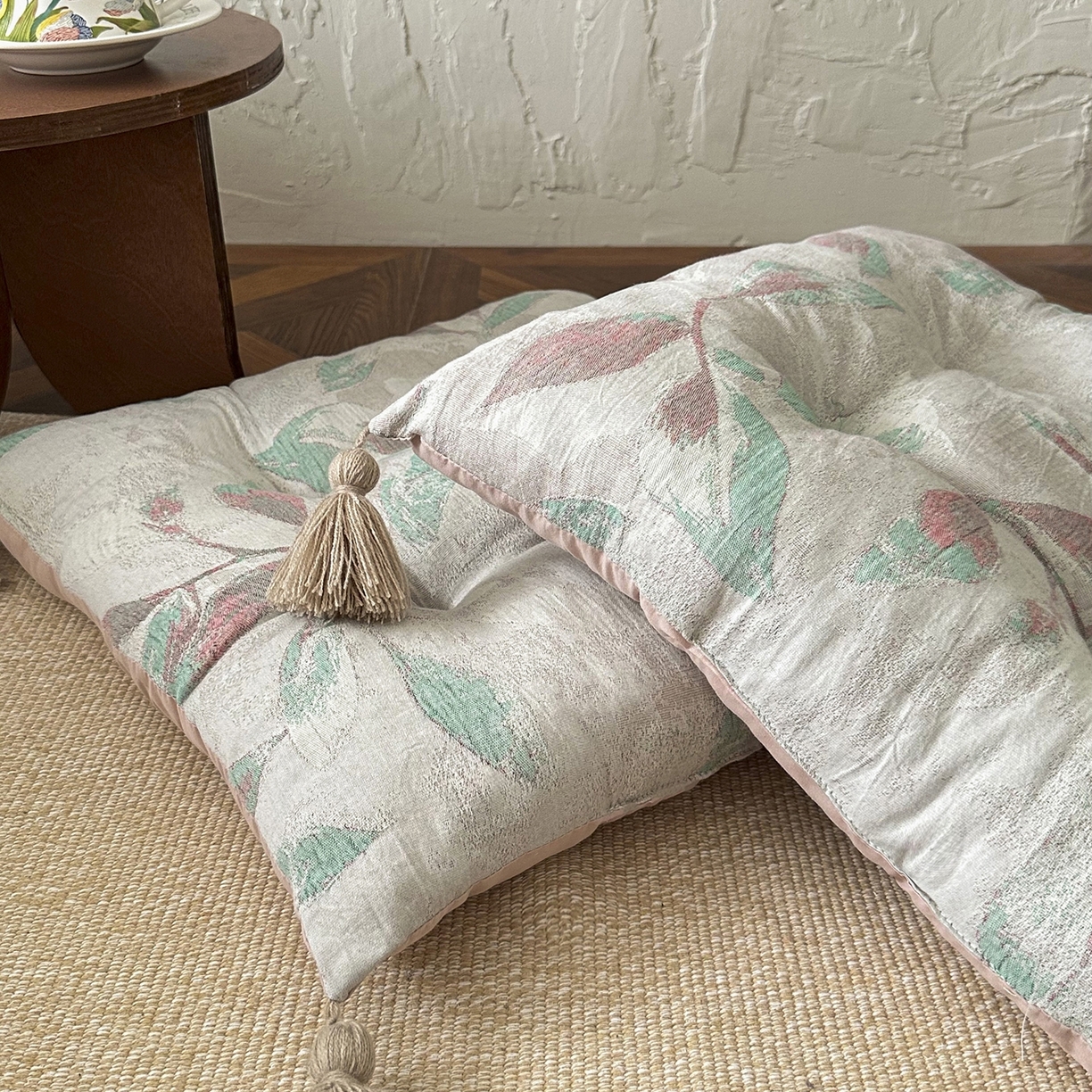 91家纺网 家纺一手货源 找家纺 座享家 2026新款棉麻提花小流苏坐垫 流苏绿叶