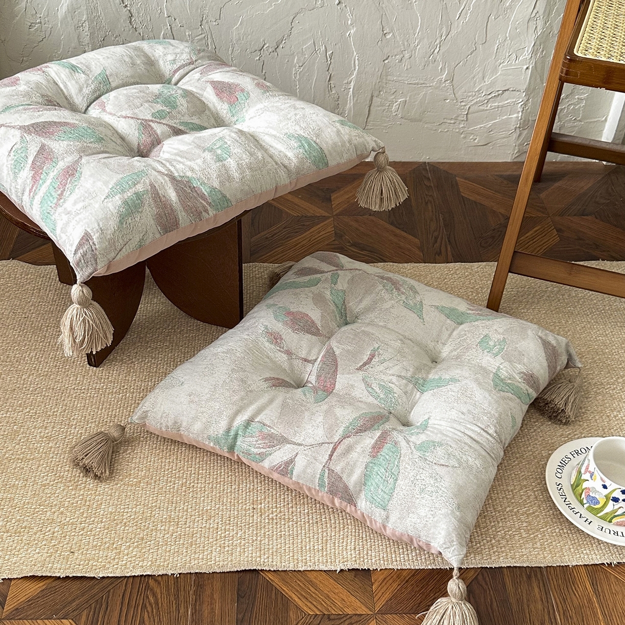 91家纺网 家纺一手货源 找家纺 座享家 2026新款棉麻提花小流苏坐垫 流苏绿叶