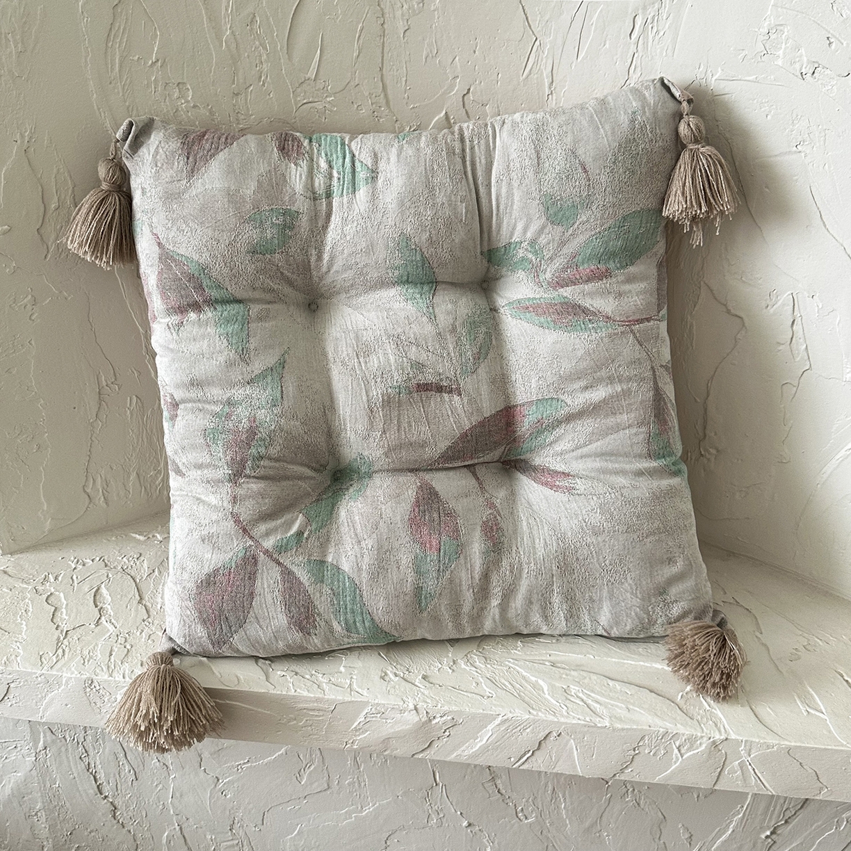 91家纺网 家纺一手货源 找家纺 座享家 2026新款棉麻提花小流苏坐垫 流苏绿叶