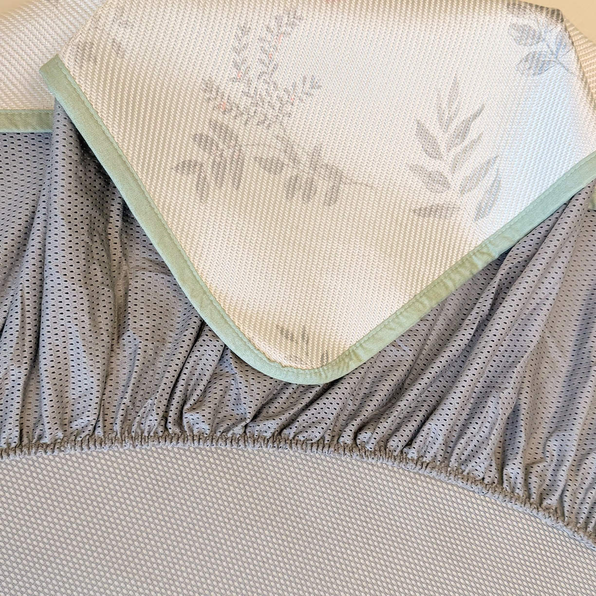 91家纺网 家纺一手货源 找家纺 慕尚家纺 2026新款清新凉感冰藤席床笠款 情人草