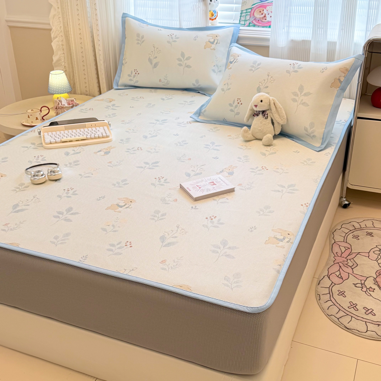 91家纺网 家纺一手货源 找家纺 慕尚家纺 2026新款清新凉感冰藤席床笠款 春日小兔