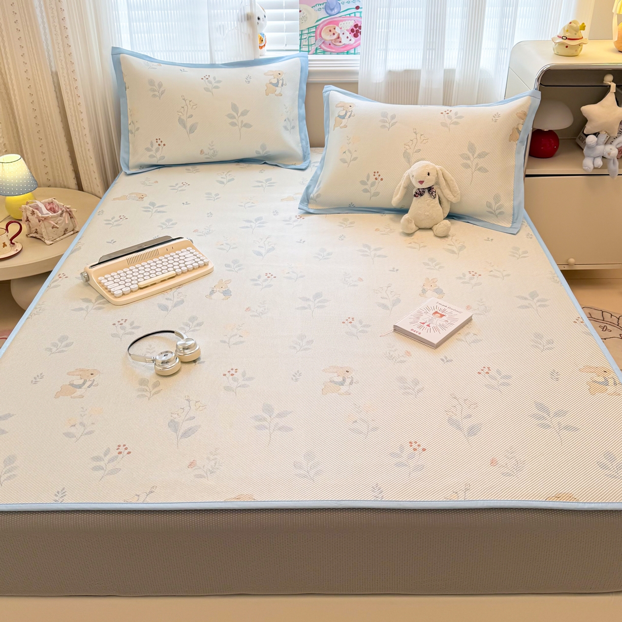 91家纺网 家纺一手货源 找家纺 慕尚家纺 2026新款清新凉感冰藤席床笠款 春日小兔