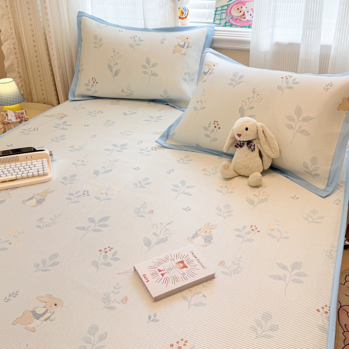 91家纺网 家纺一手货源 找家纺 慕尚家纺 2026新款清新凉感冰藤席床笠款 春日小兔