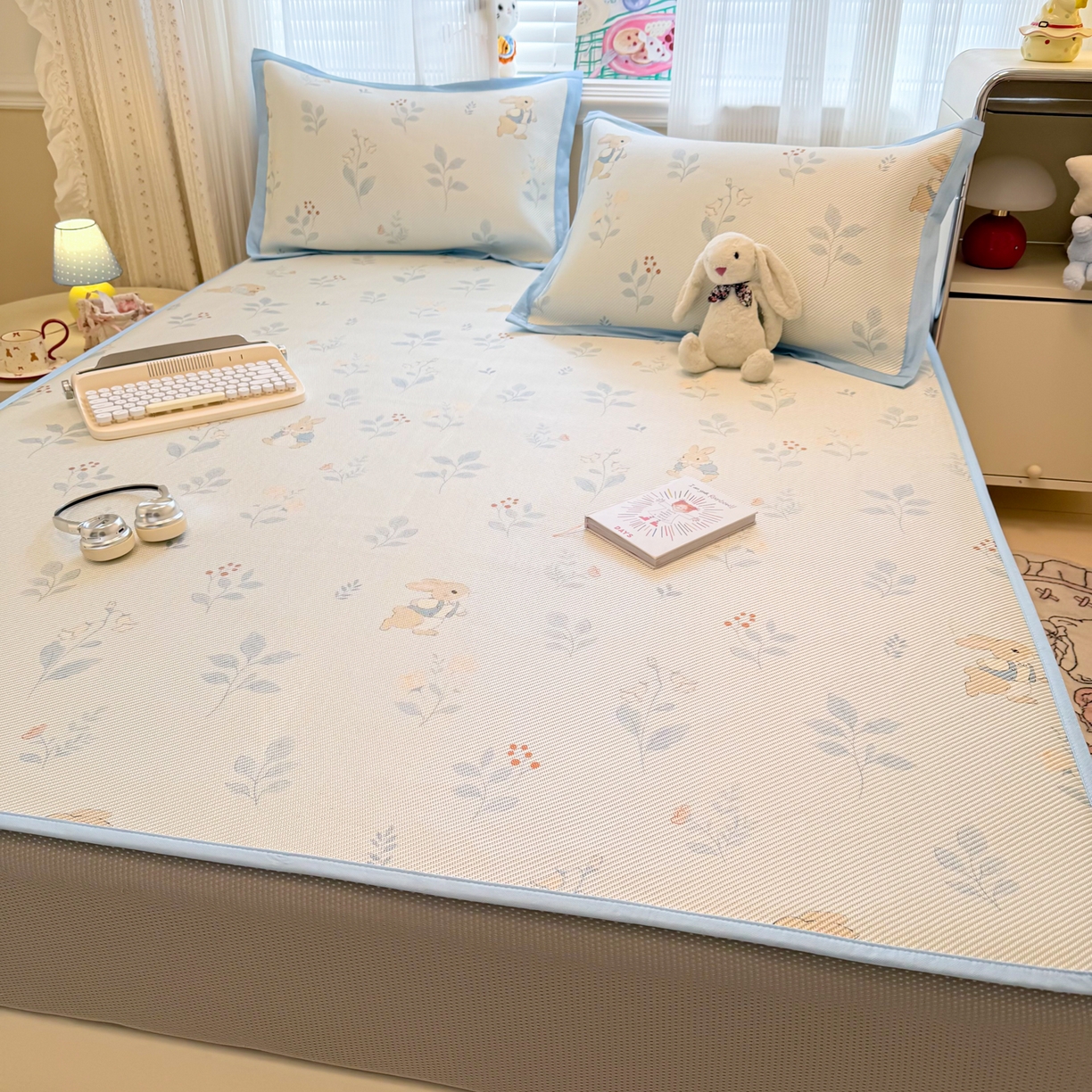 91家纺网 家纺一手货源 找家纺 慕尚家纺 2026新款清新凉感冰藤席床笠款 春日小兔