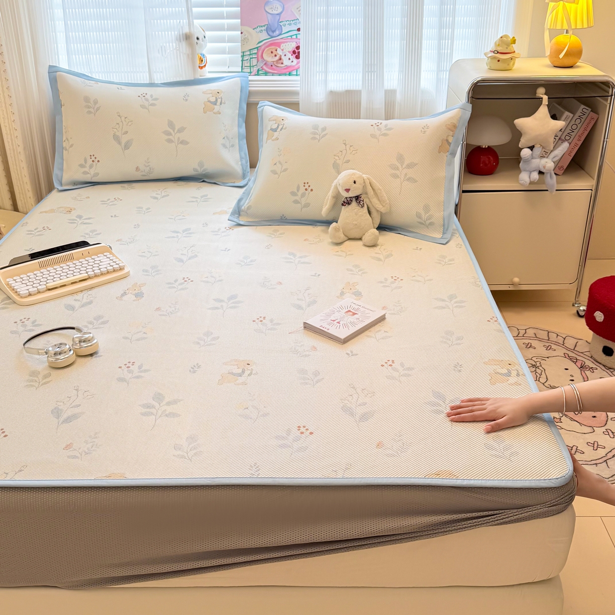 91家纺网 家纺一手货源 找家纺 慕尚家纺 2026新款清新凉感冰藤席床笠款 春日小兔