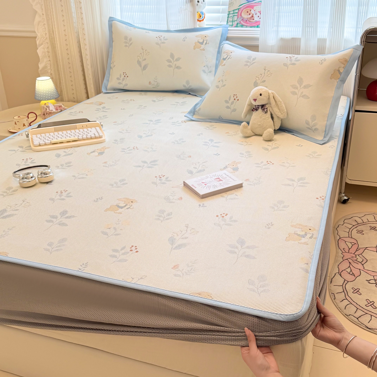 91家纺网 家纺一手货源 找家纺 慕尚家纺 2026新款清新凉感冰藤席床笠款 春日小兔