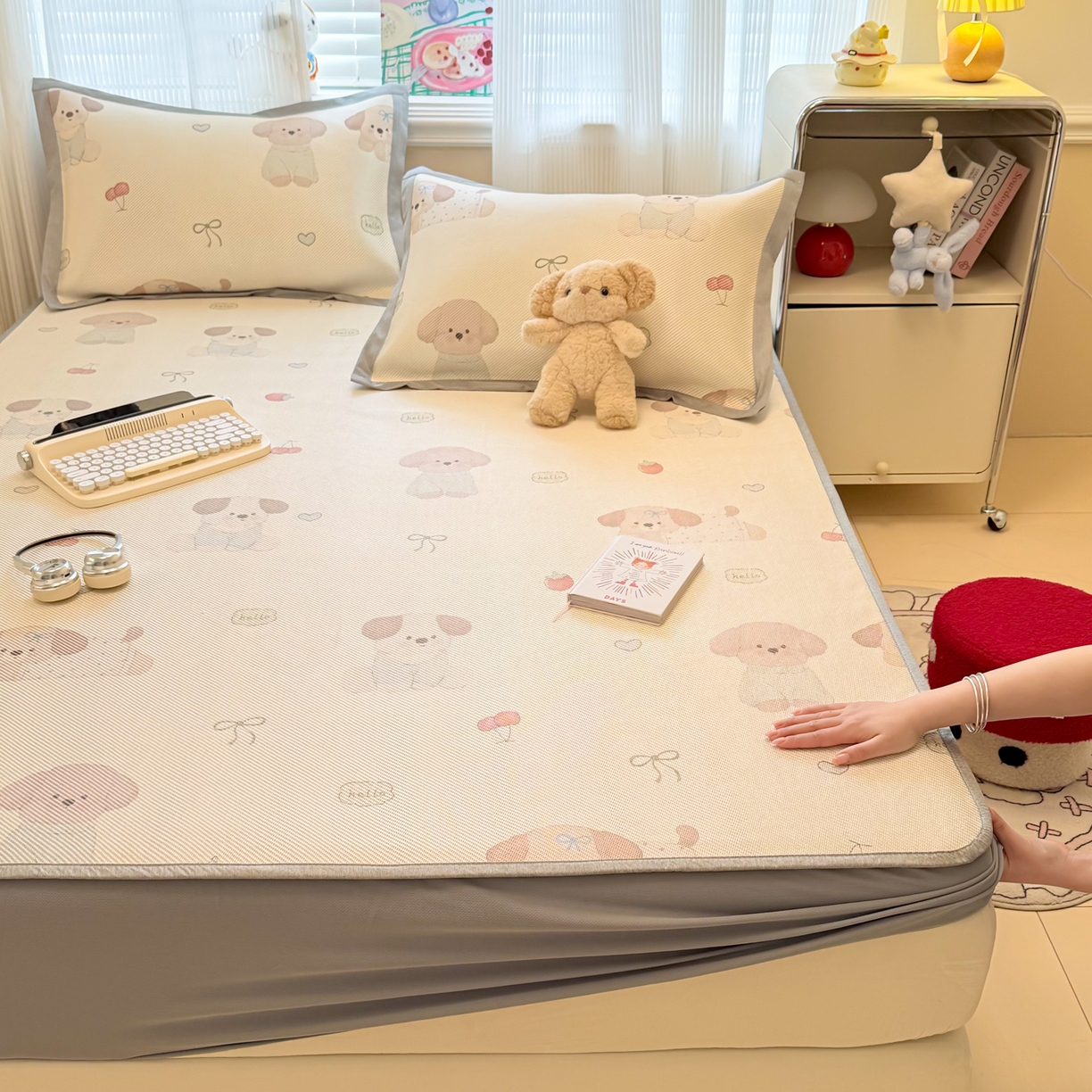 91家纺网 家纺一手货源 找家纺 慕尚家纺 2026新款清新凉感冰藤席床笠款 福禄小狗