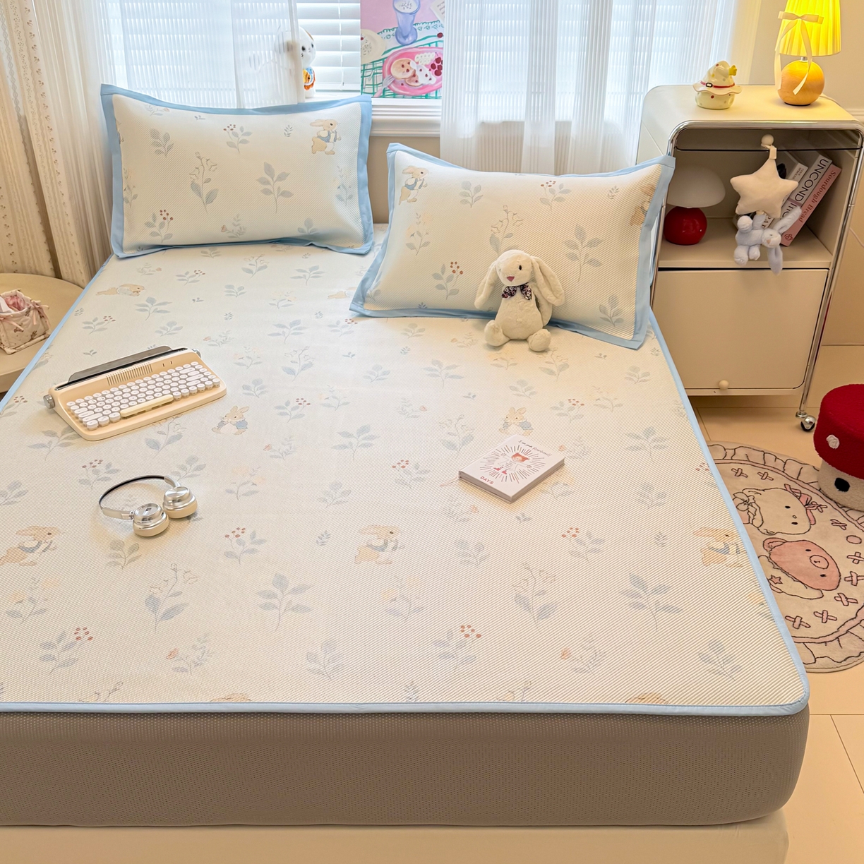 91家纺网 家纺一手货源 找家纺 慕尚家纺 2026新款清新凉感冰藤席床笠款 春日小兔