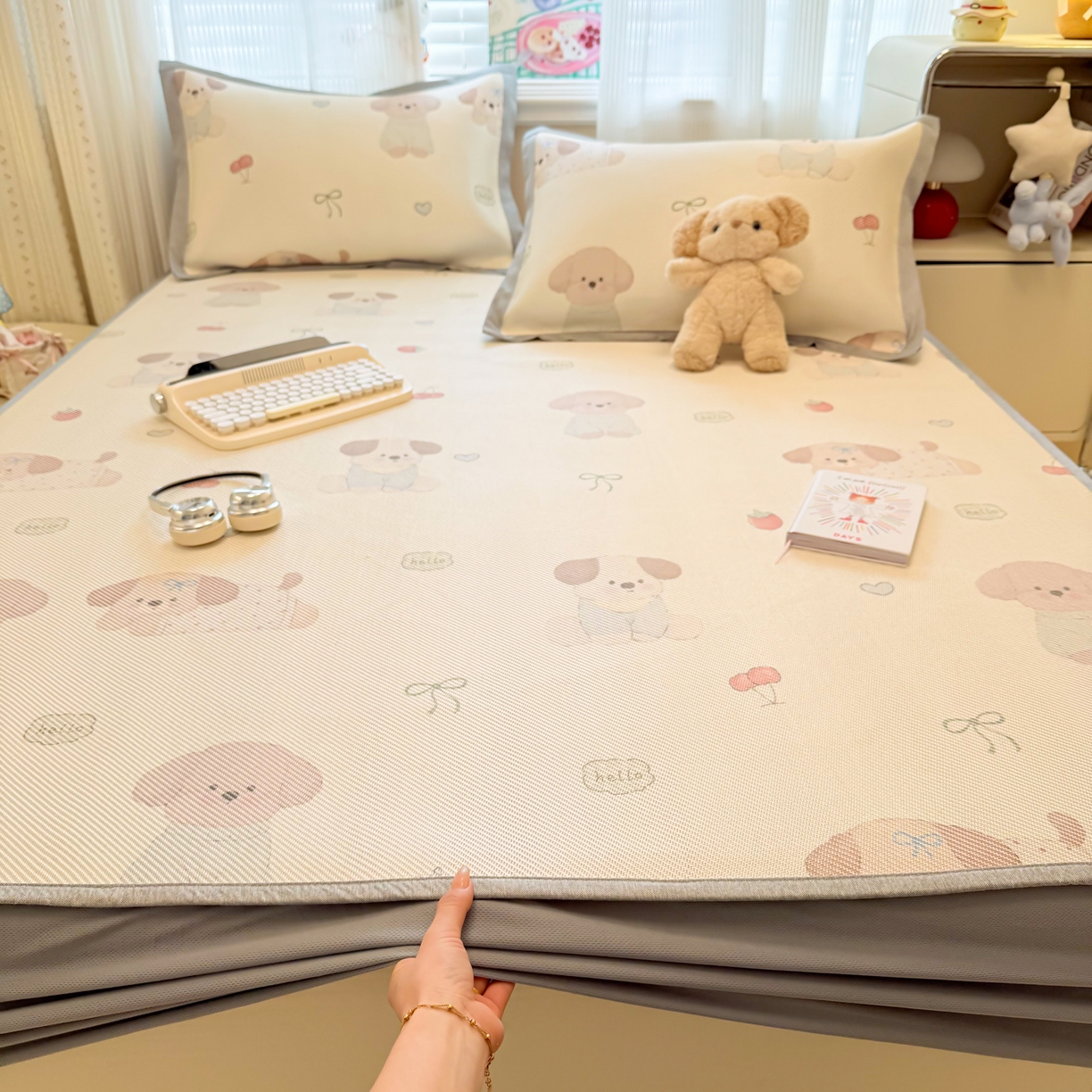 91家纺网 家纺一手货源 找家纺 慕尚家纺 2026新款清新凉感冰藤席床笠款 福禄小狗