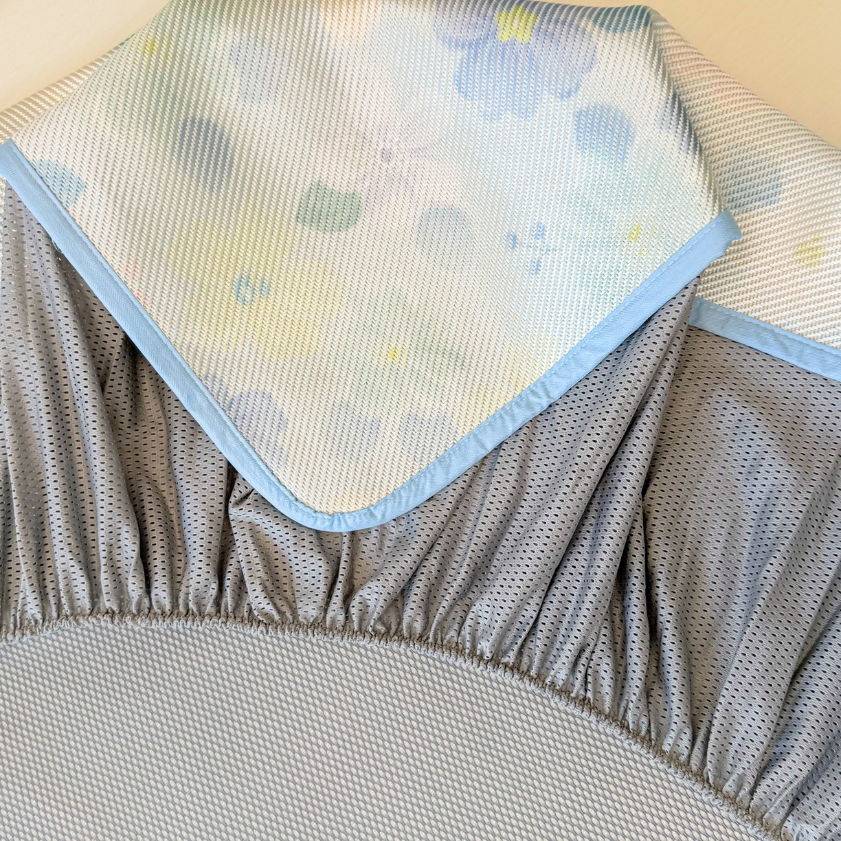 91家纺网 家纺一手货源 找家纺 慕尚家纺 2026新款清新凉感冰藤席床笠款 碎冰蓝