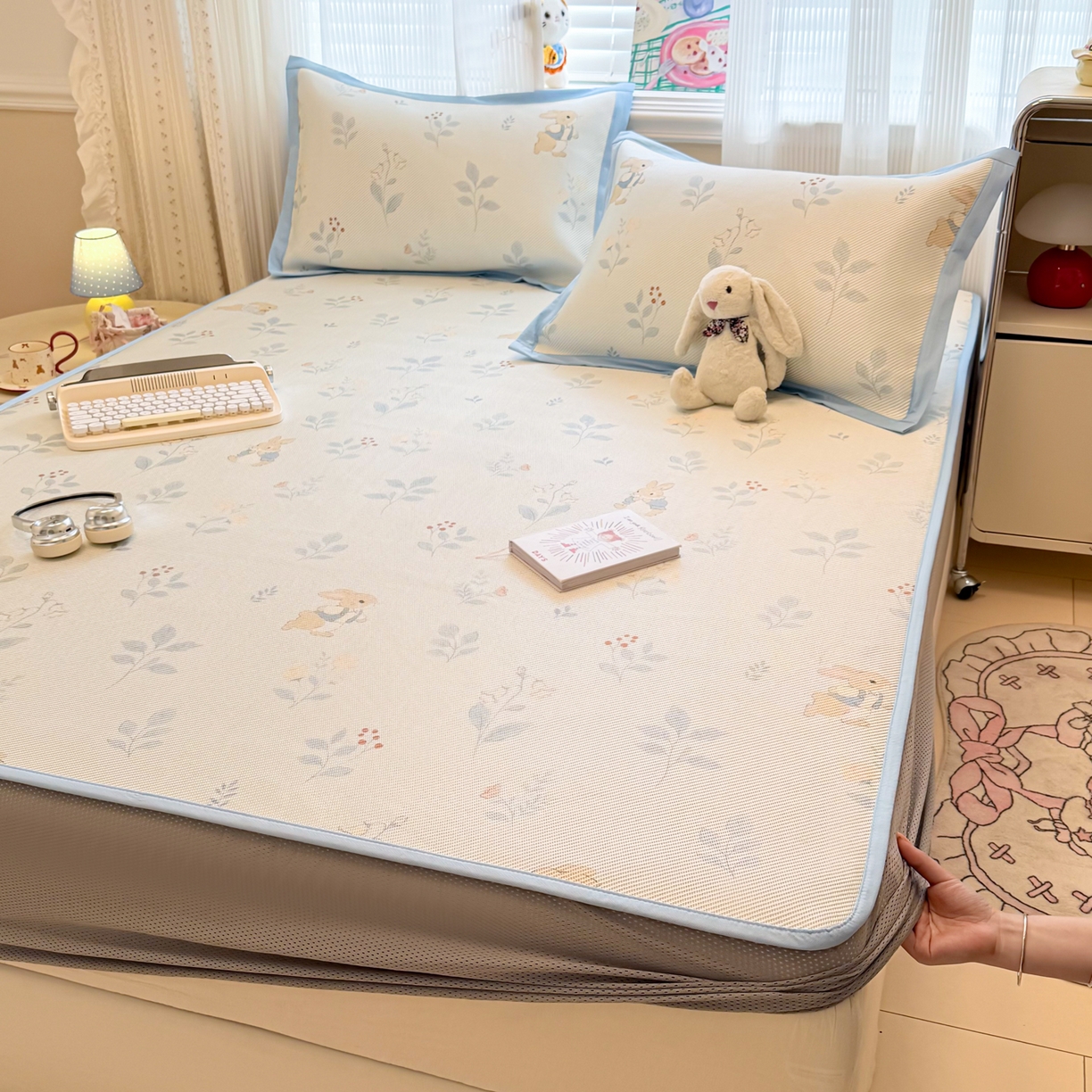 91家纺网 家纺一手货源 找家纺 慕尚家纺 2026新款清新凉感冰藤席床笠款 春日小兔