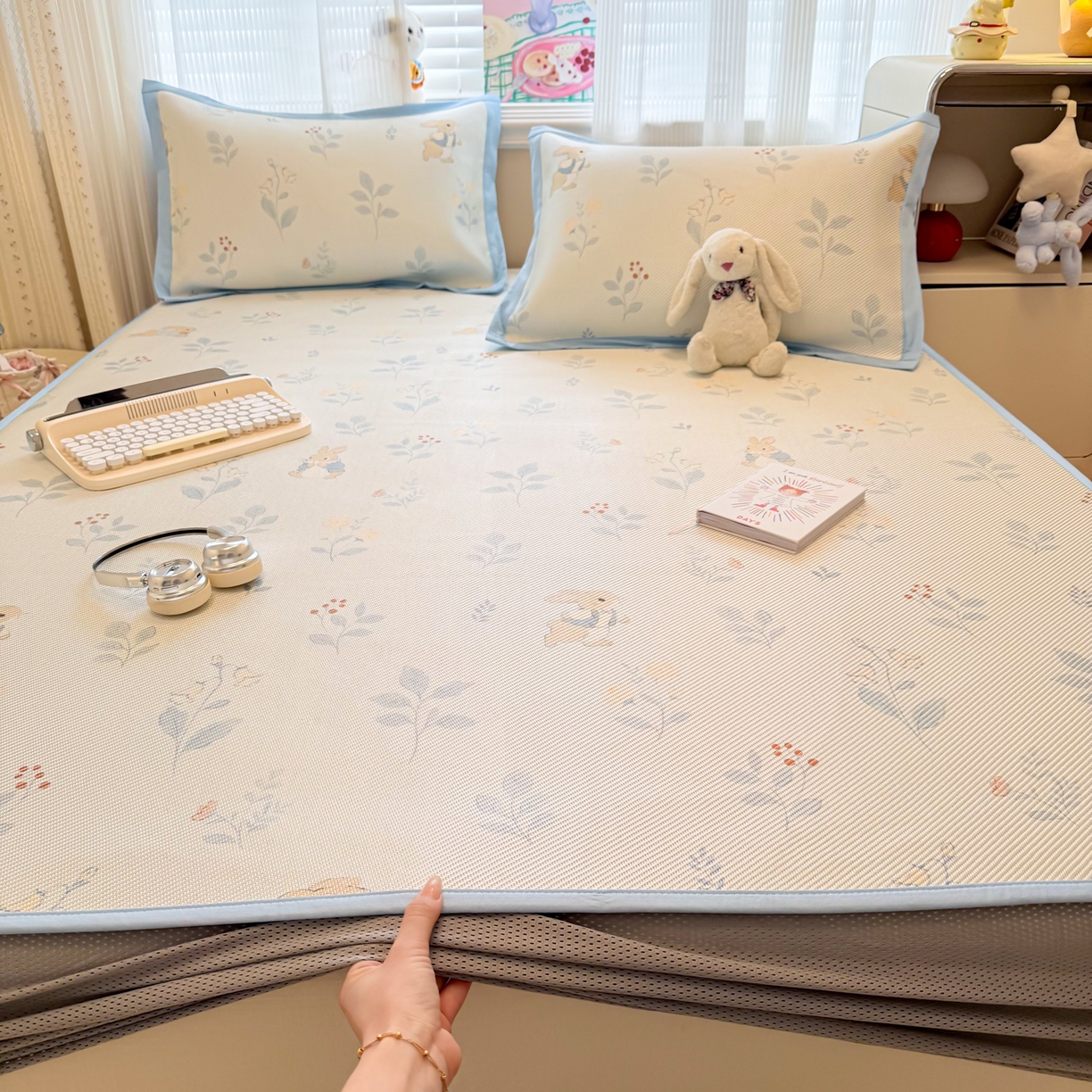 91家纺网 家纺一手货源 找家纺 慕尚家纺 2026新款清新凉感冰藤席床笠款 春日小兔