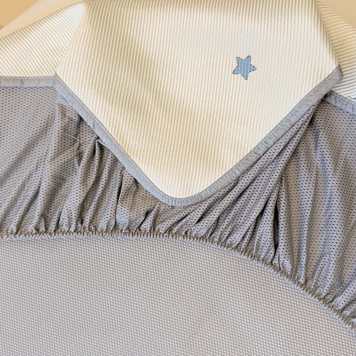 91家纺网 家纺一手货源 找家纺 慕尚家纺 2026新款清新凉感冰藤席床笠款 小毛球