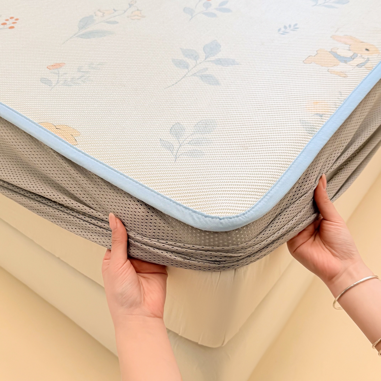 91家纺网 家纺一手货源 找家纺 慕尚家纺 2026新款清新凉感冰藤席床笠款 春日小兔