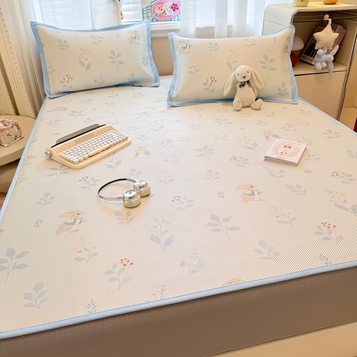 91家纺网 家纺一手货源 找家纺 慕尚家纺 2026新款清新凉感冰藤席床笠款 春日小兔