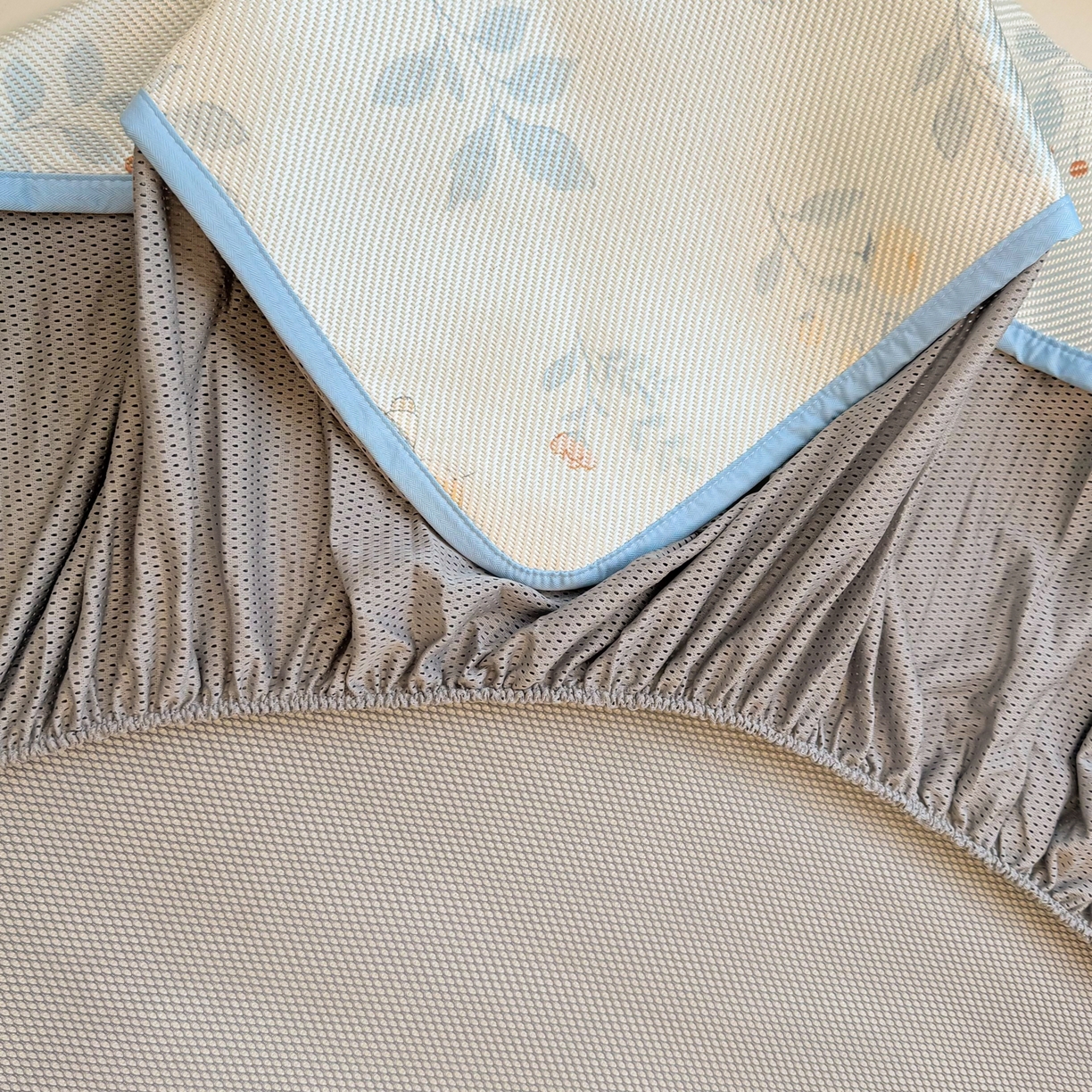 91家纺网 家纺一手货源 找家纺 慕尚家纺 2026新款清新凉感冰藤席床笠款 春日小兔