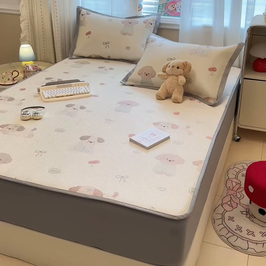 91家纺网 家纺一手货源 找家纺 慕尚家纺 2026新款清新凉感冰藤席床笠款 福禄小狗