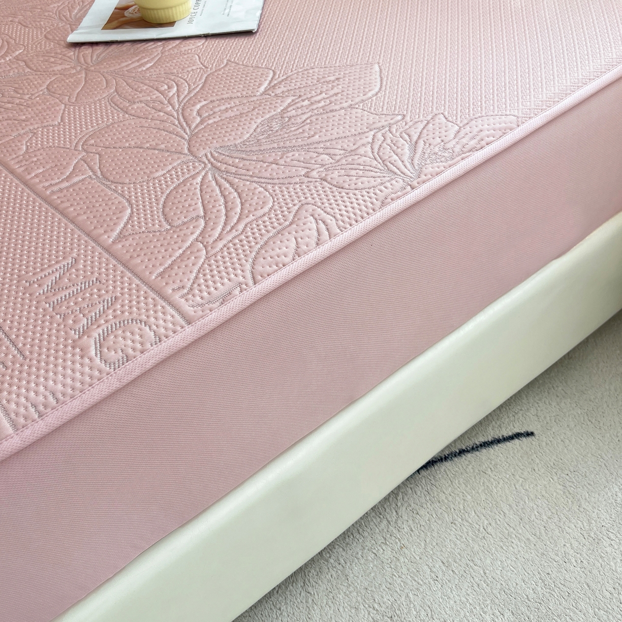 91家纺网 家纺一手货源 找家纺 能好家纺 2026新款高分子PE冰豆豆凉席床笠款 半夏粉